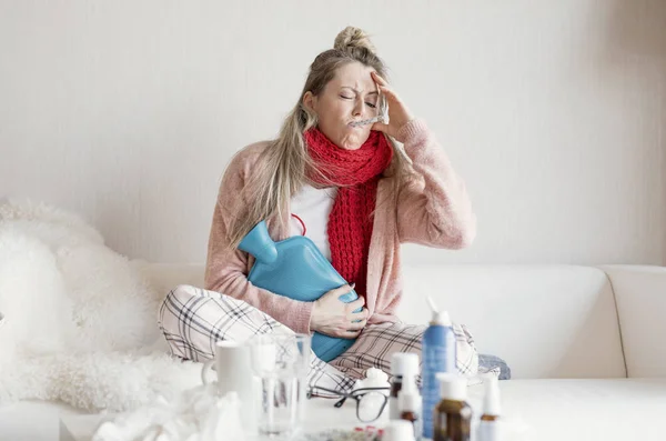 Zieke Vrouw Meten Van Temperatuur — Stockfoto