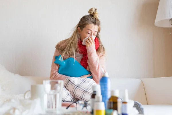 Donna Malata Con Bottiglia Acqua Calda — Foto Stock