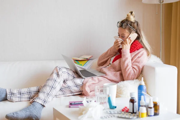 Zieke Vrouw Die Laptop Werkt — Stockfoto