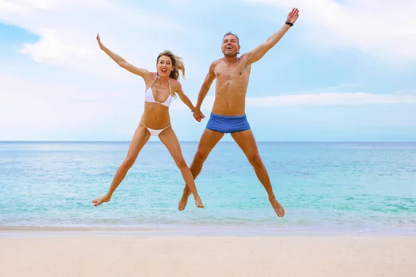 Aufgeregtes Paar Springt Den Strand — Stockfoto