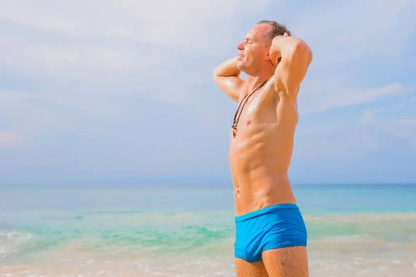 Bonito Homem Desfrutando Sol Praia — Fotografia de Stock