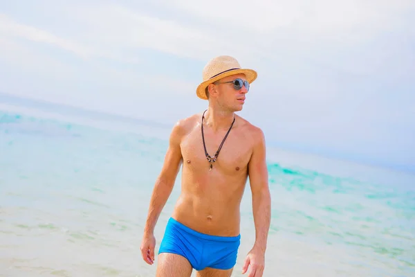 海滩上英俊的裸男男子 — 图库照片