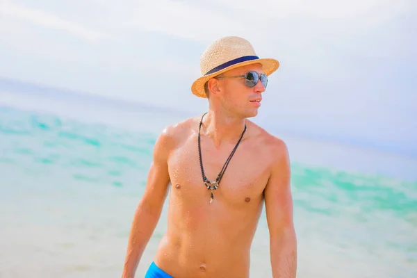 在海滩上的太阳镜和草帽的时髦男子 — 图库照片