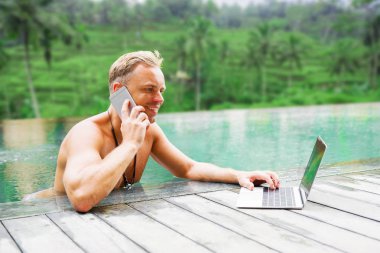 Havuzda çalışan iş adamı