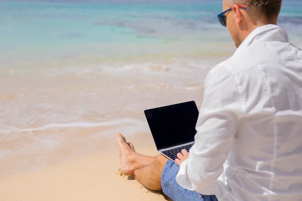 Człowiek Pracuje Laptopie Plaży — Zdjęcie stockowe