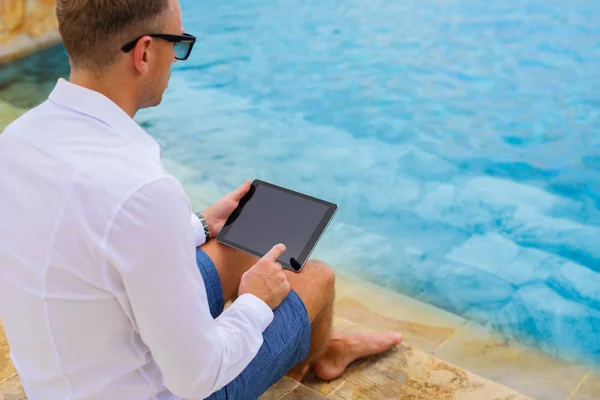 Άνθρωπος Των Επιχειρήσεων Χρησιμοποιώντας Tablet Δίπλα Στην Πισίνα — Φωτογραφία Αρχείου
