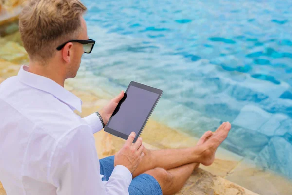 Empresário Com Tablet Beira Piscina — Fotografia de Stock