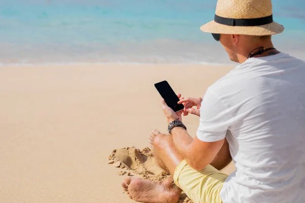 Man Met Telefoon Het Strand — Stockfoto