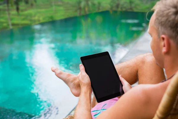 Havuz Kenarında Tablet Kullanan Adam — Stok fotoğraf
