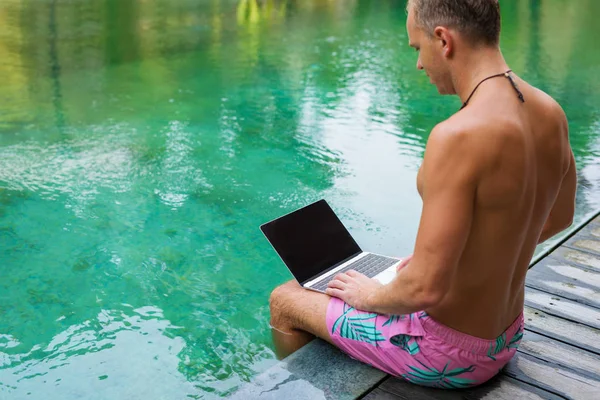Tropikal Beldesinde Tatil Sırasında Bilgisayar Kullanarak Adamı — Stok fotoğraf
