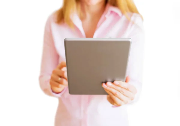 Vrouw Met Behulp Van Digitale Tablet Geïsoleerd Witte Achtergrond — Stockfoto