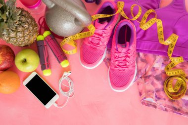 Farklı fitness nesneleri pembe yüzeyi