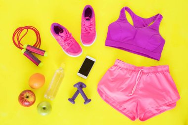 Farklı egzersiz temel sarı zemin üzerinde