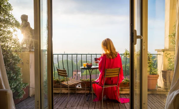 Woman Sitting Balcony Overlooking City Morning Sunrise — Stock Photo, Image