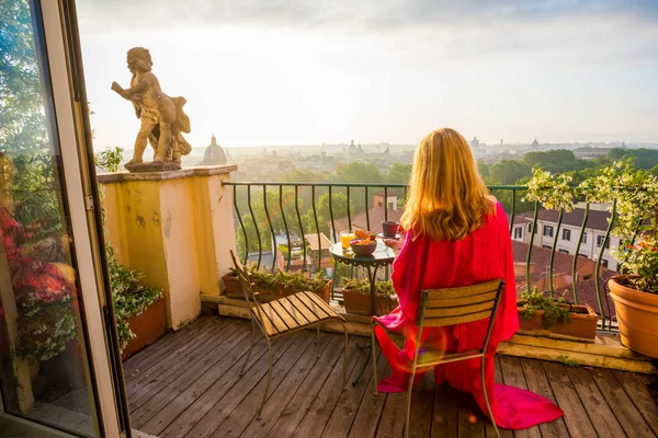 Femme Assise Sur Balcon Lever Soleil — Photo