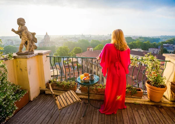 Γυναίκα Στέκεται Στο Μπαλκόνι Πρωί — Φωτογραφία Αρχείου