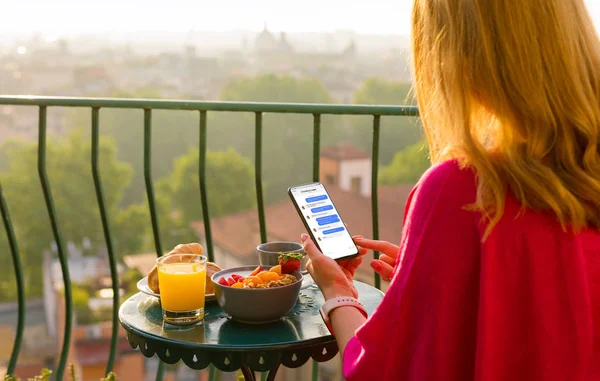 Žena Používající Mobilní Telefon Při Snídani Balkonu — Stock fotografie