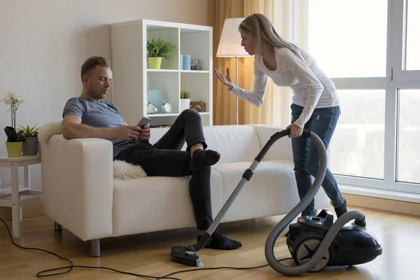 Junges Paar Streitet Über Haushaltsfragen — Stockfoto