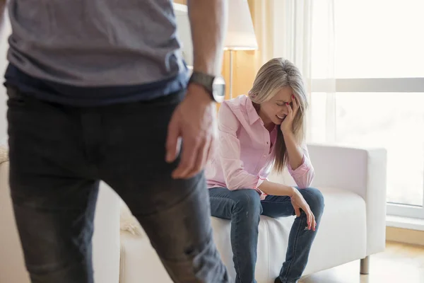 Mulher Chorando Durante Rompimento Com Seu Namorado — Fotografia de Stock