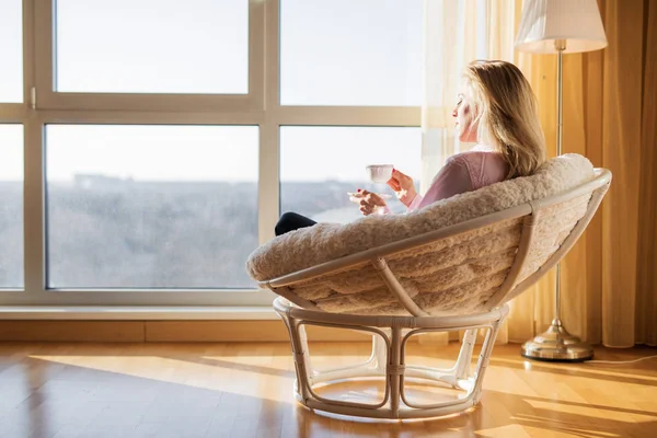 Mujer Relajándose Casa Tomando —  Fotos de Stock