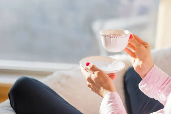 Mujer Sosteniendo Taza —  Fotos de Stock