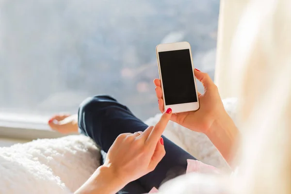 Donna Che Utilizza Telefono Cellulare Casa — Foto Stock