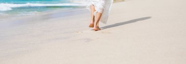 Kadının bacakları sahilde