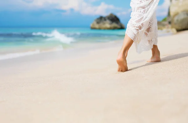Wanita Berjalan Pasir Pantai — Stok Foto