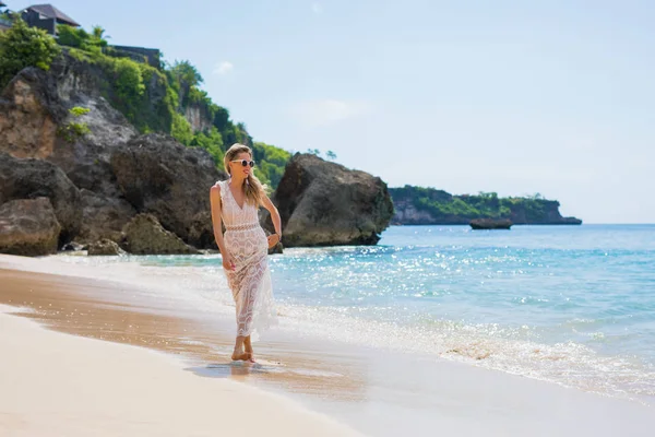 Mujer Caminando Playa — Foto de Stock