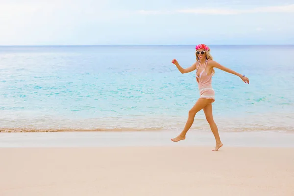 Lycklig Kvinna Promenader Vid Havet — Stockfoto