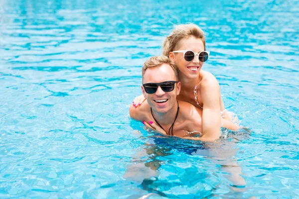 Gelukkige Paar Het Zwembad — Stockfoto