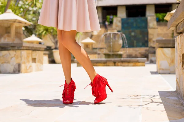 Femme Portant Des Chaussures Rouges — Photo