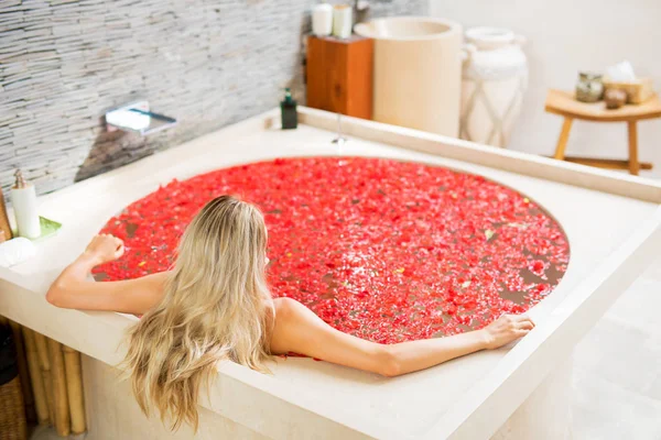 赤い花を持つ浴槽で女性 — ストック写真