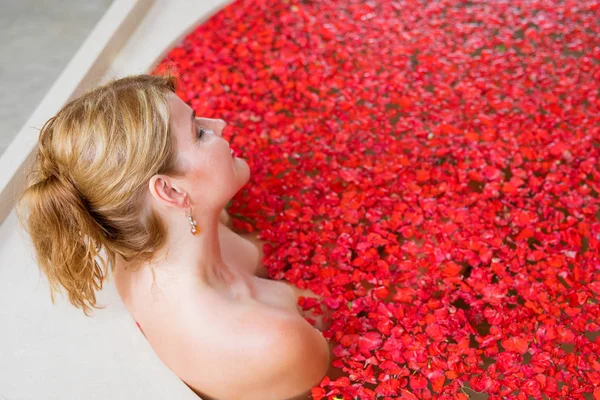 Žena Lázni Červený Květ — Stock fotografie