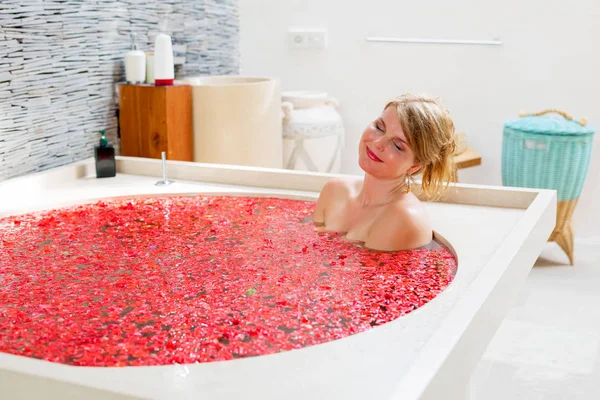 Mujer Relajante Baño Flores Rojas — Foto de Stock