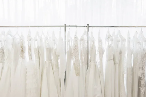 Många Olika Bröllopsklänningar — Stockfoto