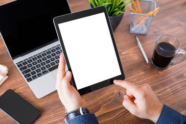 Tablet bilgisayarda çalışan iş adam. Dikey Perde mockup tablet.