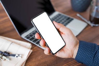 Akıllı telefon kullanan iş adam. Cep telefonu ekran mockup.