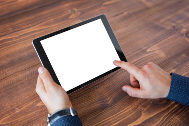 Tablet bilgisayarda çalışan iş adam. Dikey Perde mockup tablet.