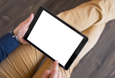 Tablet bilgisayarda çalışan iş adam. Dikey Perde mockup tablet.