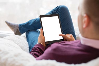 Tablet kullanan adam. Dikey Perde mockup tablet.