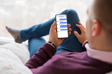 İleti app telefonu kullanan adam