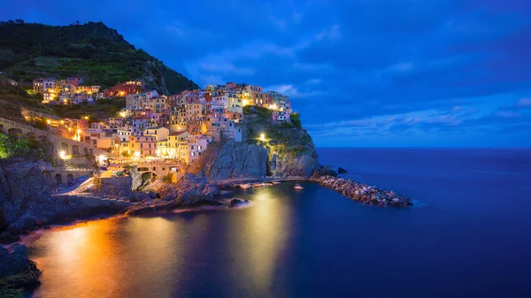 Köy Manarola Cinque Terre, İtalya için geceleri güzel renkli panoramik fotoğraf.