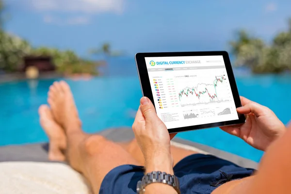 Mann Handelt Online Mit Digitalen Währungen Während Sich Pool Entspannt — Stockfoto