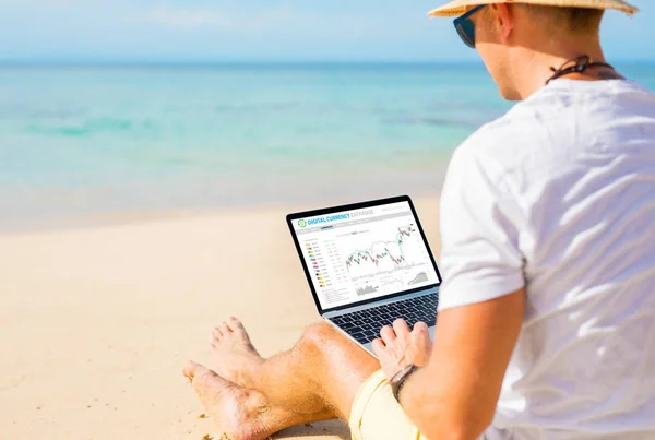 Hombre Comercio Criptomonedas Playa — Foto de Stock