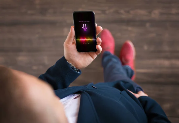 Hombre Usando Asistente Virtual Del Teléfono Móvil —  Fotos de Stock