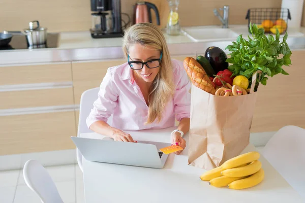 Ama Casa Pidiendo Comestibles Línea Pagando Con Tarjeta Crédito — Foto de Stock