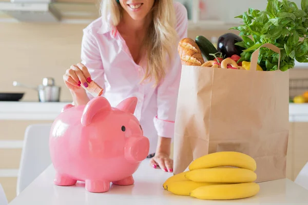 Mujer Ahorrando Dinero Con Compras Más Inteligentes — Foto de Stock