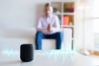 Sanal Yardımcısı zeki Speaker oturma odasında konuşan adam