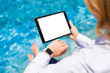 Modern teknoloji gadget'lar tatile havuz kenarında kullanan kadın